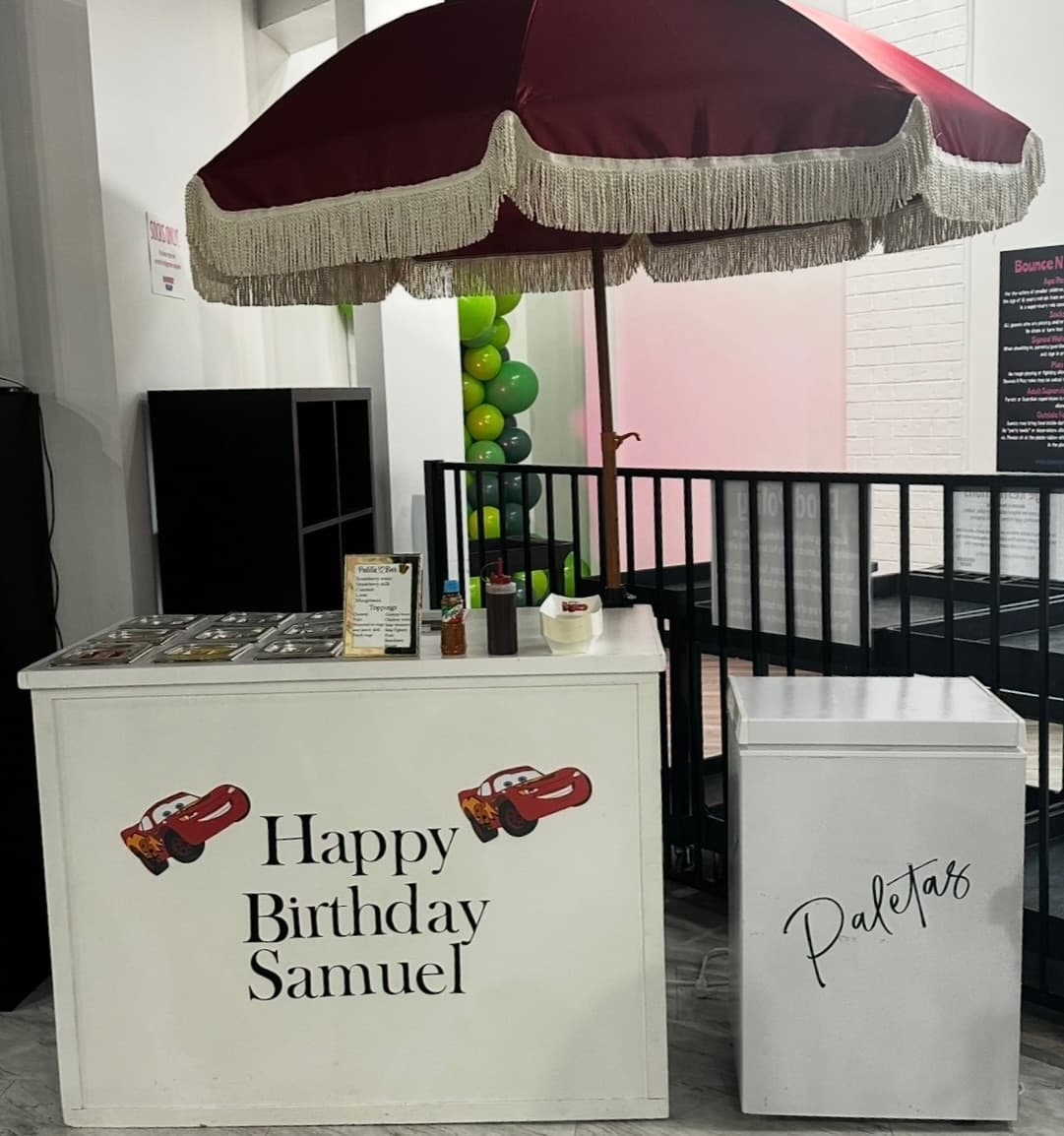 Paleta dessert display at an event